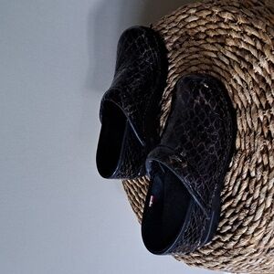 Sanita Womens Brown Reptile Print Embossed Patent‎ Leather Clogs EU38/US7.5-8